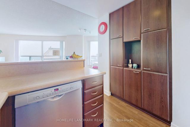 2810 - 36 Lee Centre Dr, Condo with 2 bedrooms, 2 bathrooms and 1 parking in Toronto ON | Image 6