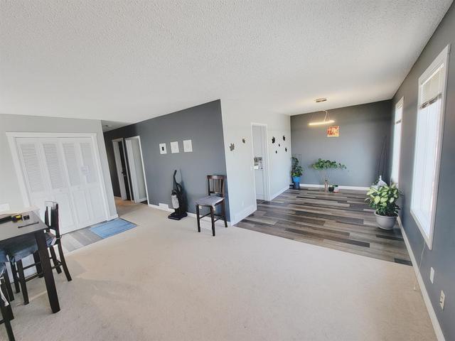 219 52 Street Ne, House detached with 4 bedrooms, 2 bathrooms and 2 parking in Calgary AB | Image 2