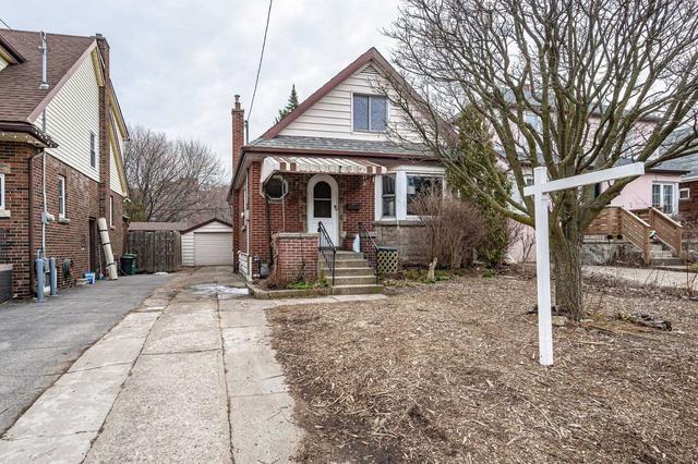 181 Balsam Ave S, House detached with 3 bedrooms, 1 bathrooms and 4 parking in Hamilton ON | Image 1