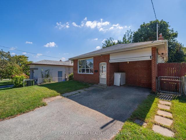 59 Hollyhedge Dr, House detached with 3 bedrooms, 1 bathrooms and 2 parking in Toronto ON | Image 2