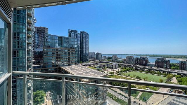 1806 - 21 Iceboat Terr, Condo with 2 bedrooms, 2 bathrooms and 1 parking in Toronto ON | Image 10