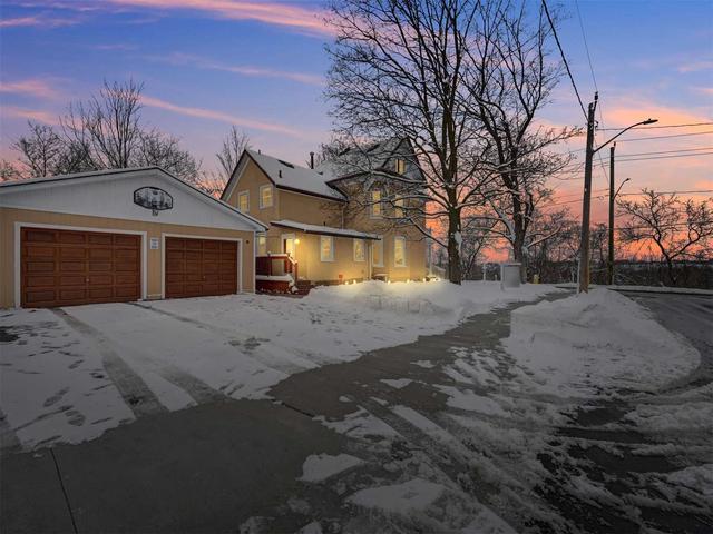 318 Queen St W, House detached with 4 bedrooms, 2 bathrooms and 6 parking in Cambridge ON | Image 1