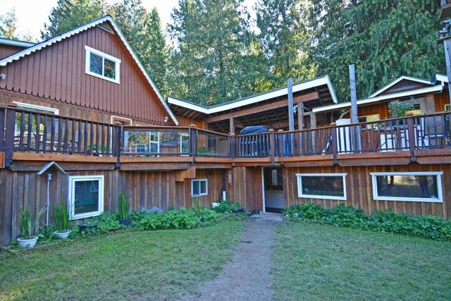 5730 Cedar Creek Road, House detached with 3 bedrooms, 3 bathrooms and null parking in Central Kootenay H BC | Image 3