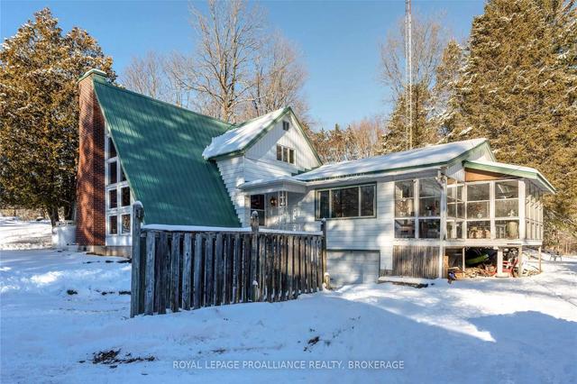2564 Narrows Lock Rd, House detached with 3 bedrooms, 2 bathrooms and 8 parking in Tay Valley ON | Image 12