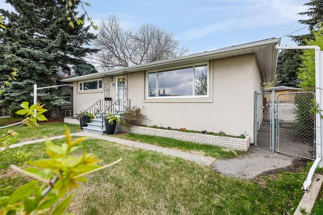 71 Meadowview Road Sw, House detached with 3 bedrooms, 2 bathrooms and 4 parking in Calgary AB | Image 3