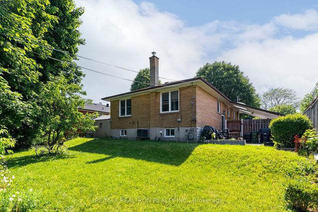 11 Palacky St W, House detached with 3 bedrooms, 2 bathrooms and 3 parking in Toronto ON | Image 33