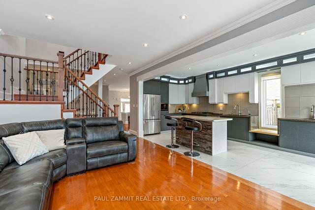 32 Cashmere Cres, House detached with 4 bedrooms, 5 bathrooms and 5 parking in Markham ON | Image 3