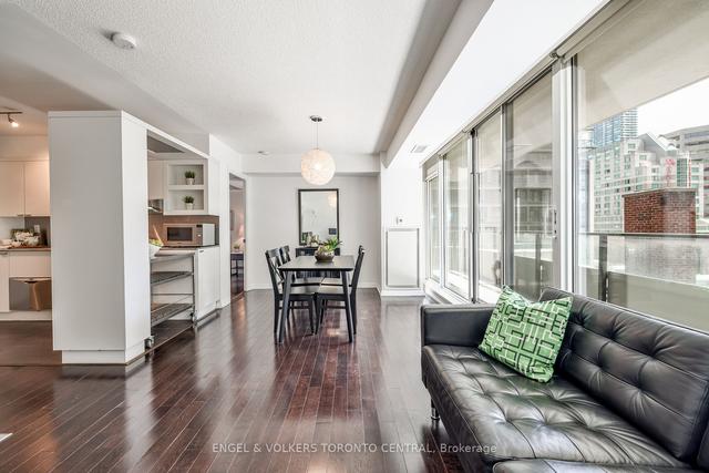 733 - 111 Elizabeth St, Condo with 2 bedrooms, 2 bathrooms and 1 parking in Toronto ON | Image 8