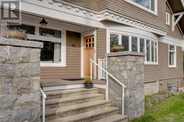 1952 Runnymede Ave, House detached with 6 bedrooms, 5 bathrooms and 6 parking in Victoria BC | Image 4