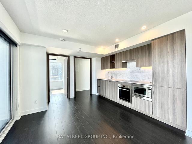 2012 - 19 Bathurst St W, Condo with 2 bedrooms, 2 bathrooms and 1 parking in Toronto ON | Image 1