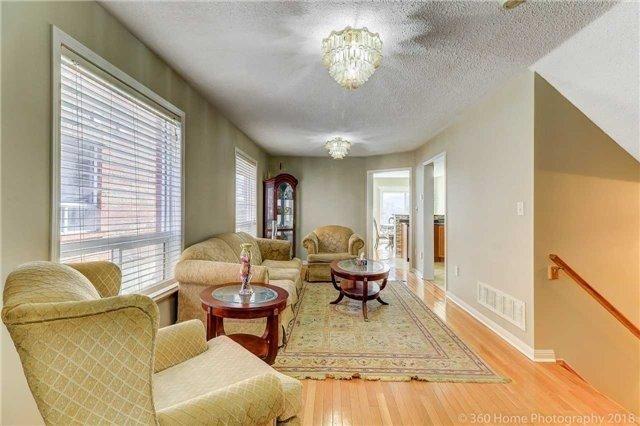 102 Dwyer Dr, House semidetached with 3 bedrooms, 3 bathrooms and 2 parking in Brampton ON | Image 3