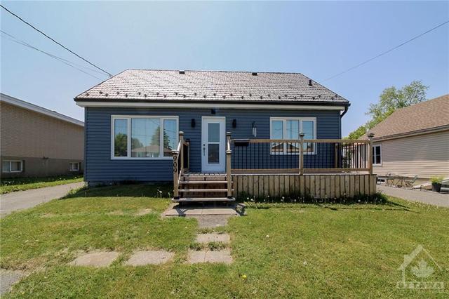 909 Guy Street, House detached with 5 bedrooms, 2 bathrooms and 4 parking in Cornwall ON | Image 1