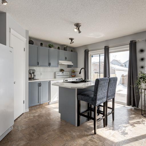 81 Prestwick Avenue Se, House detached with 3 bedrooms, 3 bathrooms and 2 parking in Calgary AB | Image 9