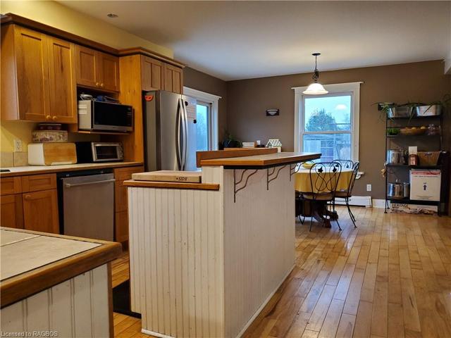 504081 Grey Road 12, House detached with 5 bedrooms, 2 bathrooms and null parking in West Grey ON | Image 2
