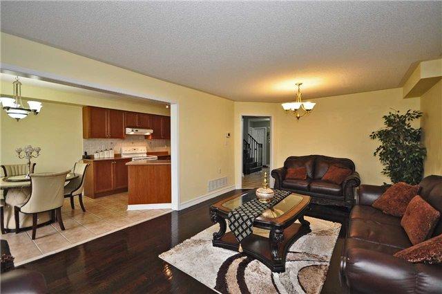 982 Delgado Dr, House attached with 3 bedrooms, 4 bathrooms and 4 parking in Mississauga ON | Image 5