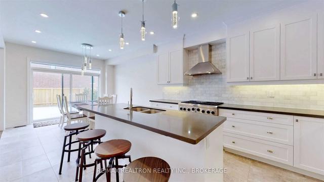 127 Rotondo Cres, House detached with 4 bedrooms, 3 bathrooms and 4 parking in Vaughan ON | Image 4