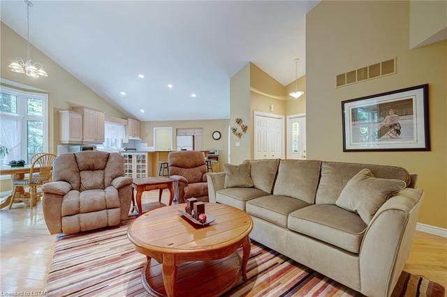 10413 Huron Woods Drive, House detached with 3 bedrooms, 3 bathrooms and 7 parking in Lambton Shores ON | Image 3