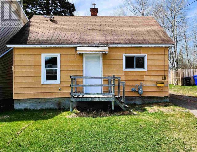 19 Green Ave, House detached with 2 bedrooms, 1 bathrooms and null parking in Kirkland Lake ON | Image 3