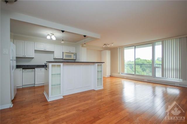 411 - 665 Bathgate Drive, Condo with 3 bedrooms, 2 bathrooms and 1 parking in Ottawa ON | Image 4