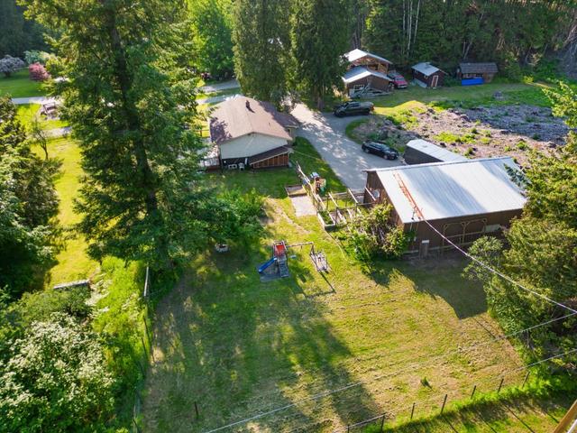 2466 Cunningham Road, House detached with 3 bedrooms, 2 bathrooms and null parking in Central Kootenay H BC | Image 78