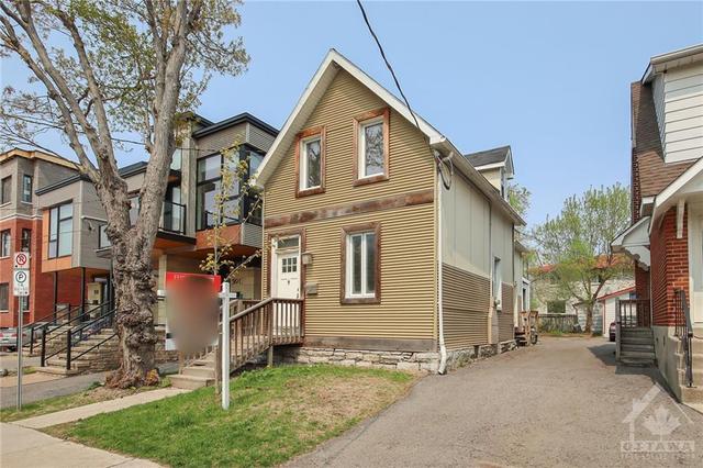 521 Chapel Street, House detached with 5 bedrooms, 2 bathrooms and 2 parking in Ottawa ON | Image 2