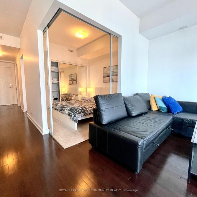 1404 - 14 York St, Condo with 1 bedrooms, 1 bathrooms and 0 parking in Toronto ON | Image 2