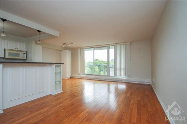 411 - 665 Bathgate Drive, Condo with 3 bedrooms, 2 bathrooms and 1 parking in Ottawa ON | Image 3