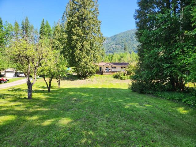 2466 Cunningham Road, House detached with 3 bedrooms, 2 bathrooms and null parking in Central Kootenay H BC | Image 5