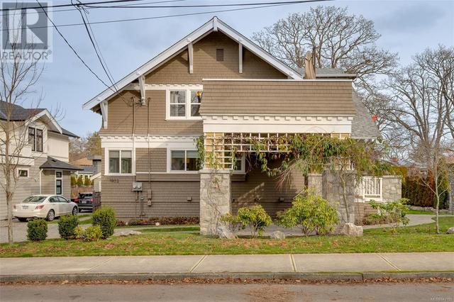 1952 Runnymede Ave, House detached with 6 bedrooms, 5 bathrooms and 6 parking in Victoria BC | Image 29