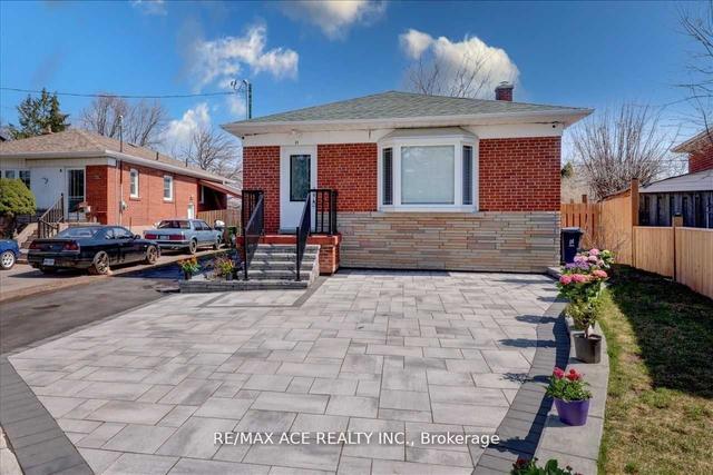31 Benlight Cres, House detached with 3 bedrooms, 4 bathrooms and 6 parking in Toronto ON | Image 1