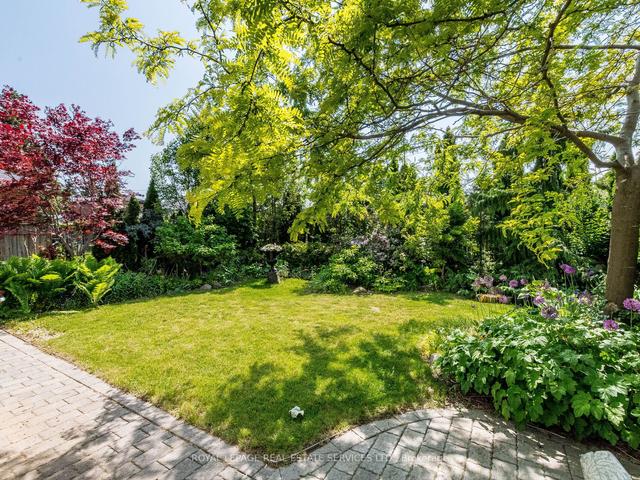 29 Castle Green Cres, House detached with 3 bedrooms, 3 bathrooms and 5 parking in Toronto ON | Image 32
