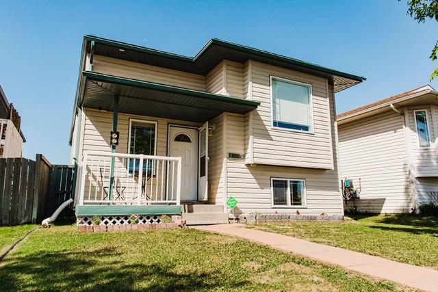 7338 104a Street, House detached with 5 bedrooms, 2 bathrooms and 2 parking in Grande Prairie AB | Image 37