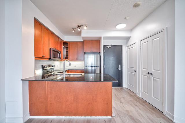 910 - 90 Absolute Ave, Condo with 2 bedrooms, 1 bathrooms and 1 parking in Mississauga ON | Image 2