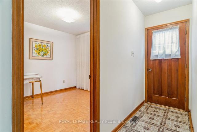 41 Sharpecroft Blvd, House semidetached with 3 bedrooms, 2 bathrooms and 4 parking in Toronto ON | Image 20