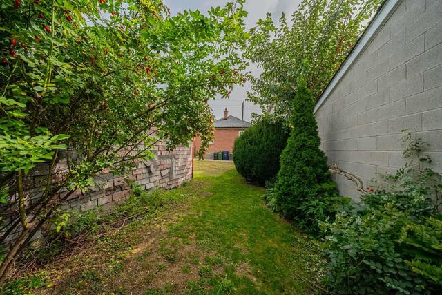 672 Old Weston Rd, House detached with 2 bedrooms, 1 bathrooms and 2 parking in Toronto ON | Image 16