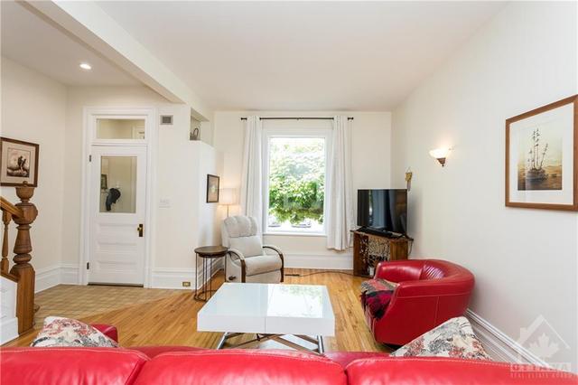 68 Fourth Avenue, Townhouse with 3 bedrooms, 2 bathrooms and 2 parking in Ottawa ON | Image 6