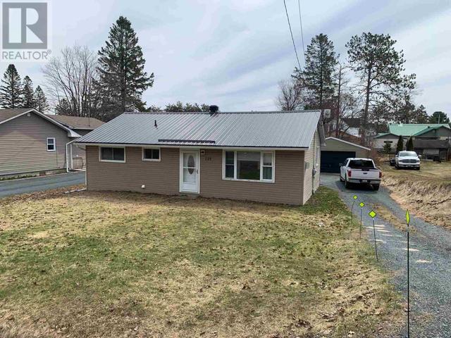 229 Federation St S, House detached with 2 bedrooms, 1 bathrooms and null parking in Thessalon ON | Image 2