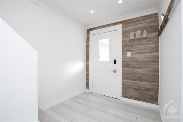 981 Gladstone Avenue, Townhouse with 3 bedrooms, 1 bathrooms and 2 parking in Ottawa ON | Image 3