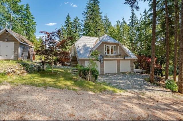 8475 Squilax Anglemont Road, House detached with 2 bedrooms, 2 bathrooms and 7 parking in Columbia Shuswap F BC | Image 12