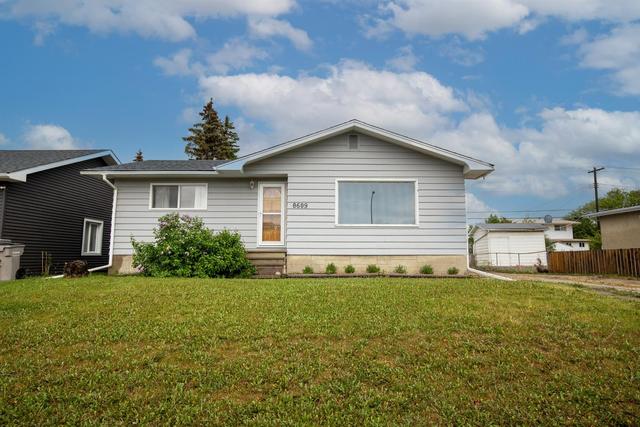 8609 100 Street, House detached with 3 bedrooms, 2 bathrooms and 4 parking in Grande Prairie AB | Image 2
