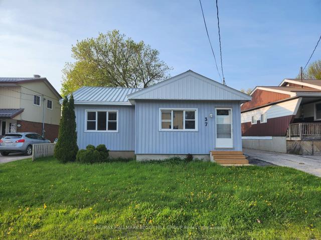 37 Sheridan St, House detached with 2 bedrooms, 1 bathrooms and 3 parking in Penetanguishene ON | Image 1