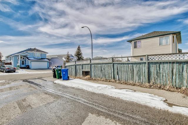 8051 Laguna Way Ne, House detached with 4 bedrooms, 2 bathrooms and 2 parking in Calgary AB | Image 41
