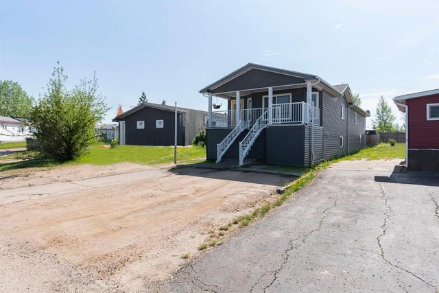 216 Clausen Crescent, House detached with 5 bedrooms, 3 bathrooms and 6 parking in Wood Buffalo AB | Image 1