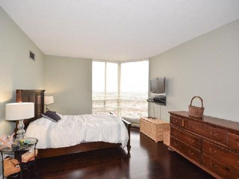 02 - 55 Kingsbridge Garden Circ, Condo with 2 bedrooms, 2 bathrooms and 2 parking in Mississauga ON | Image 11
