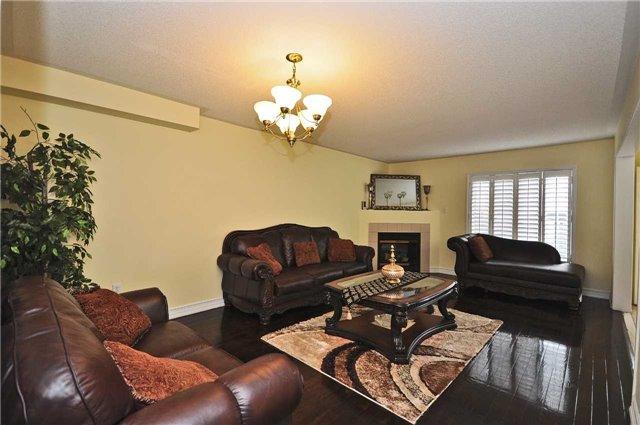 982 Delgado Dr, House attached with 3 bedrooms, 4 bathrooms and 4 parking in Mississauga ON | Image 4