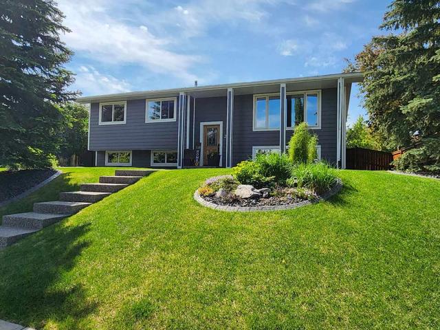 247 Lake Willow Road Se, House detached with 4 bedrooms, 3 bathrooms and 2 parking in Calgary AB | Image 1
