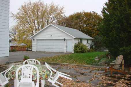 809 Athol St, House detached with 3 bedrooms, 2 bathrooms and 2 parking in Whitby ON | Image 2