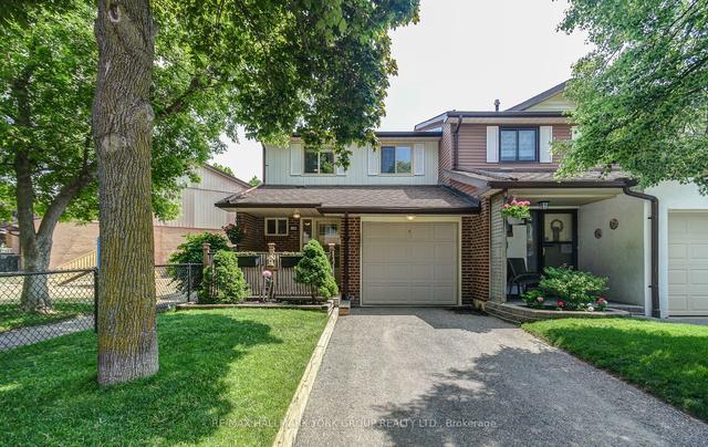 154 Baronwood Crt, Townhouse with 3 bedrooms, 2 bathrooms and 2 parking in Brampton ON | Image 1