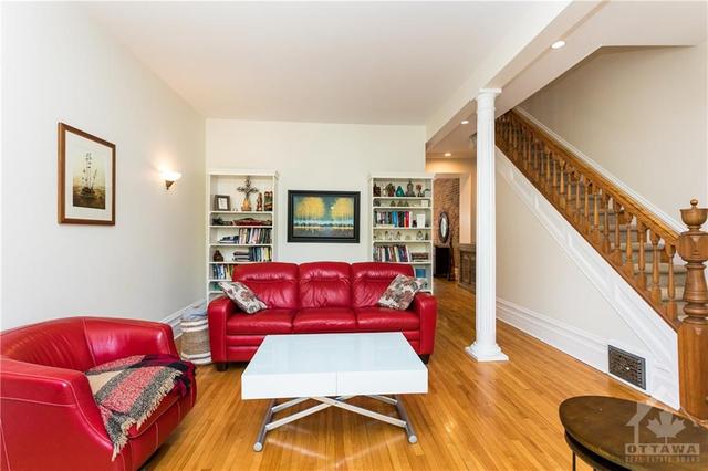 68 Fourth Avenue, Townhouse with 3 bedrooms, 2 bathrooms and 2 parking in Ottawa ON | Image 7