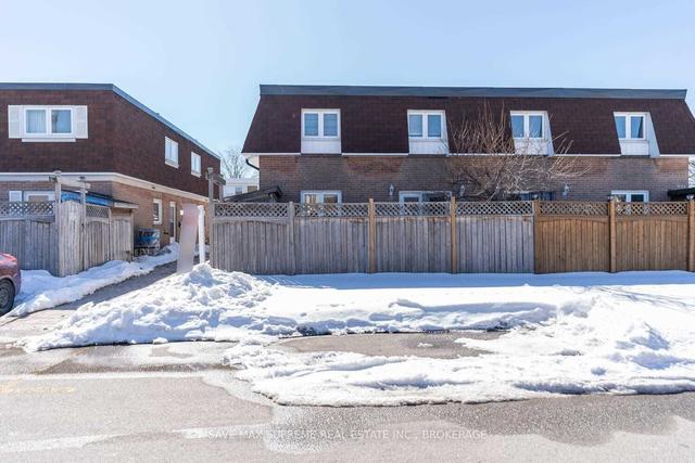 29 Town House Cres N, Townhouse with 3 bedrooms, 2 bathrooms and 1 parking in Brampton ON | Image 1
